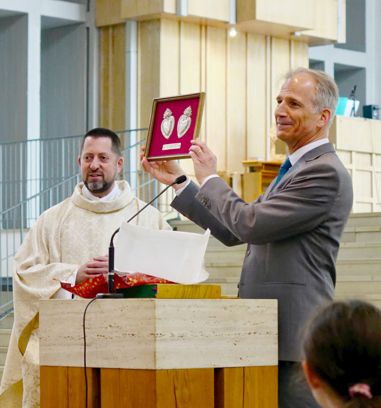Übergabe Gastgeschenk von Abbé Thomas an Erik Potthoff;  Foto (C) Christoph Hees
